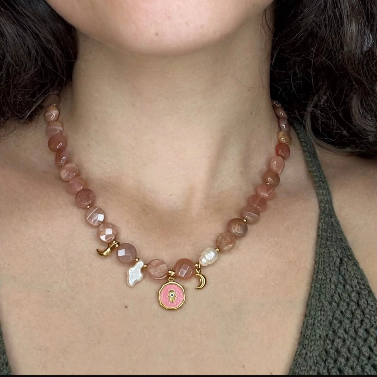 Collana in pietra di Luna rosa,perline di fiume e manina protettrice