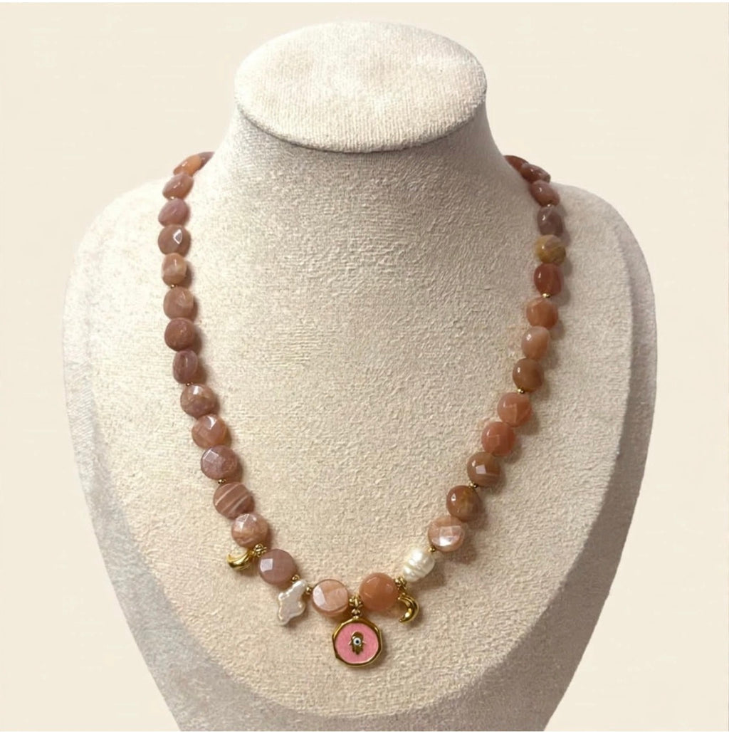 Collana in pietra di Luna rosa,perline di fiume e manina protettrice