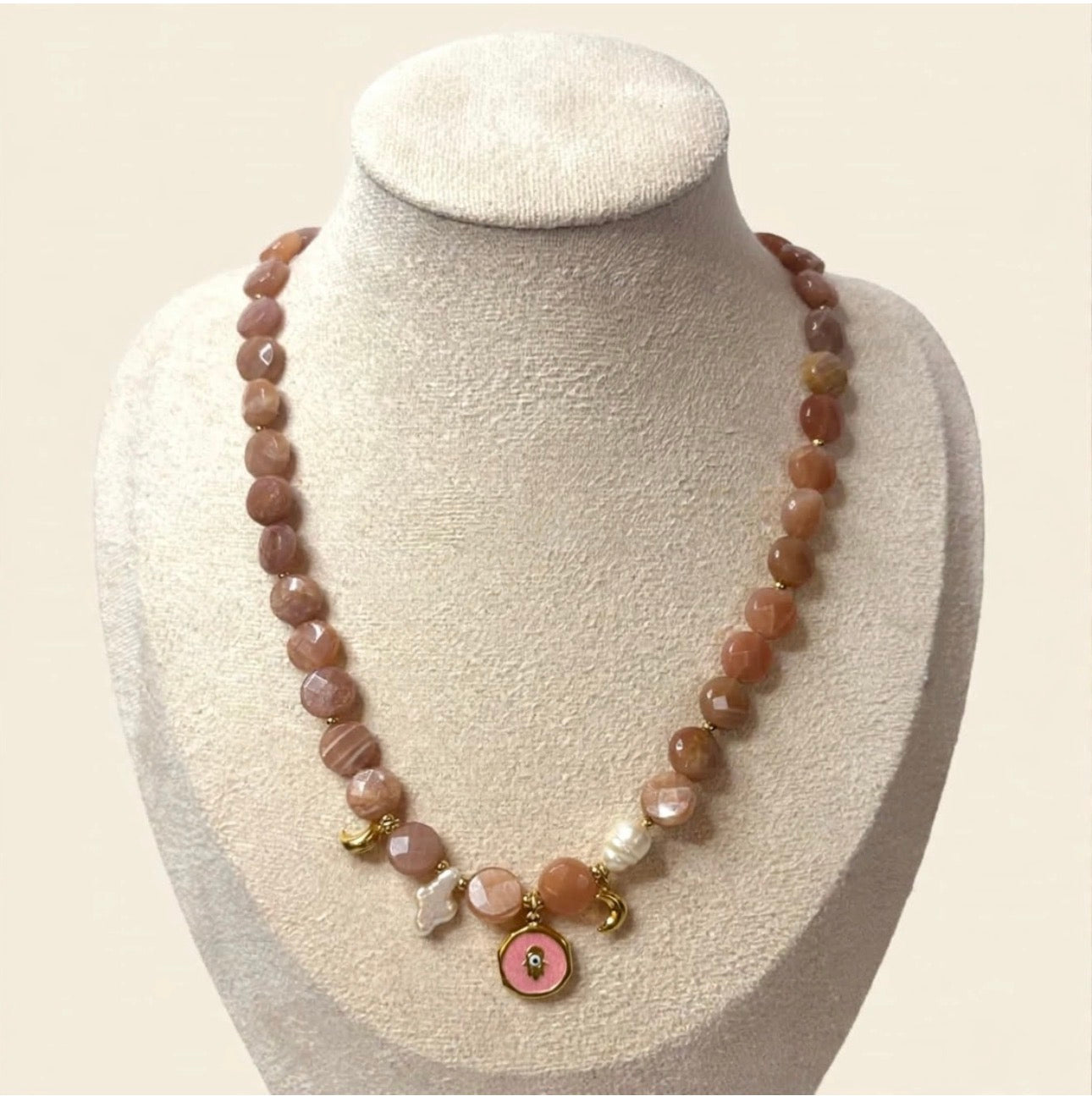 Collana in pietra di Luna rosa,perline di fiume e manina protettrice