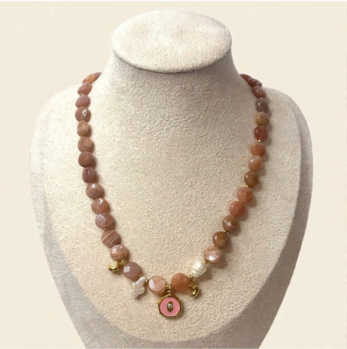 Collana in pietra di Luna rosa,perline di fiume e manina protettrice